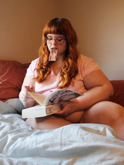 Người đẹp ngàn cân này đã phá vỡ quy chuẩn chung về định nghĩa cái đẹp của rất nhiều người. Nếu như mọi người thường quy chuẩn, phụ nữ đẹp thì phải mình dây, eo thon, vòng 1 và vòng 3 nảy lửa thì mới là quyến rũ, nhưng có lẽ họ sẽ phải xem lại về khái niệm đó khi xem các bức ảnh trên. Nguồn: Toutiao.