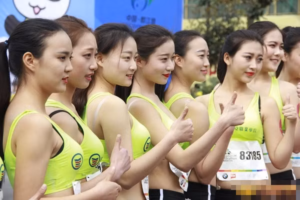 Chưa hết, không chỉ các cô gái trẻ gây sốt ở cuộc thi với hành động lạ mà cả các chàng trai cũng theo chân gây nhiều chú ý. Một nhóm các chàng trai cao trên 1m80, có thân hình đẹp đến từ Học viện Hàng không Tây Nam, Tứ Xuyên cũng khiến các chị em phải “hú hét” khi xuất hiện cùng với một tấm biển đỏ tương tự nhóm nữ.