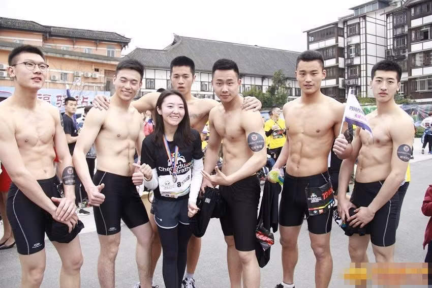 Bộ phim Hậu duệ mặt trời và Song Joong Ki hiện vẫn đang làm mưa làm gió tại nhiều quốc gia châu Á. Có thể cho rằng bộ phim Hàn Quốc này đã tạo ra một cơn sốt thực sự, trở thành chủ đề bàn tán của số đông khán giả, cư dân mạng nhiều quốc gia và mở ra nhiều xu hướng, trào lưu mới trong giới trẻ.