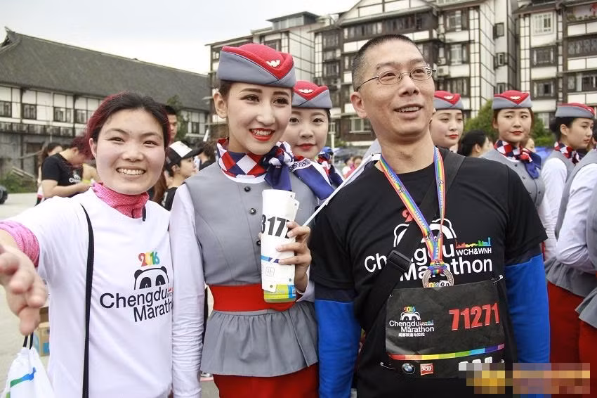 “Thật không thể tin nổi, họ rủ nhau chạy bộ gần 10 cây số chỉ vì một nhân vật trong phim? Sống ảo đến mức này ư?”, đó là bình luận của một độc giả trên trang Sina về sự kiện vừa qua.