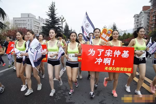 Với tấm biển trên tay, các cô gái trẻ đi giày cao gót và chạy bộ suốt quãng đường dài 8km và không mấy ai tỏ ra quá mệt mỏi, trái lại họ đều rạng rõ và rất phấn chấn. Chứng kiến những gì xảy ra, nhiều người cho rằng cuộc thi chạy marathon này thực chất mở ra để phục vụ các fan cuồng của phim Hậu duệ mặt trời và diễn viên Song Joong Ki.