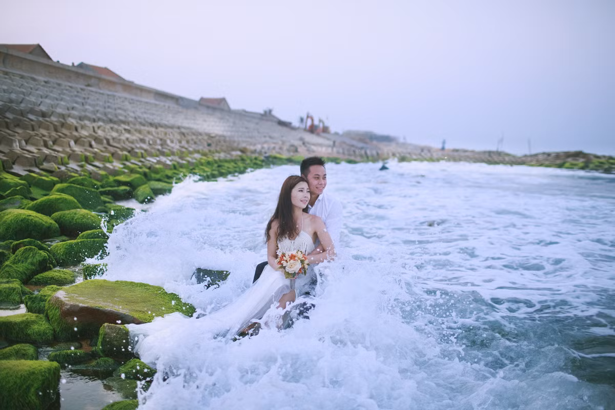 Thiên nhiên, cảnh sắc trời - đất - biển tạo nên vẻ đẹp hài hòa, dung dị cho ảnh cưới của cặp đôi trẻ tuổi.