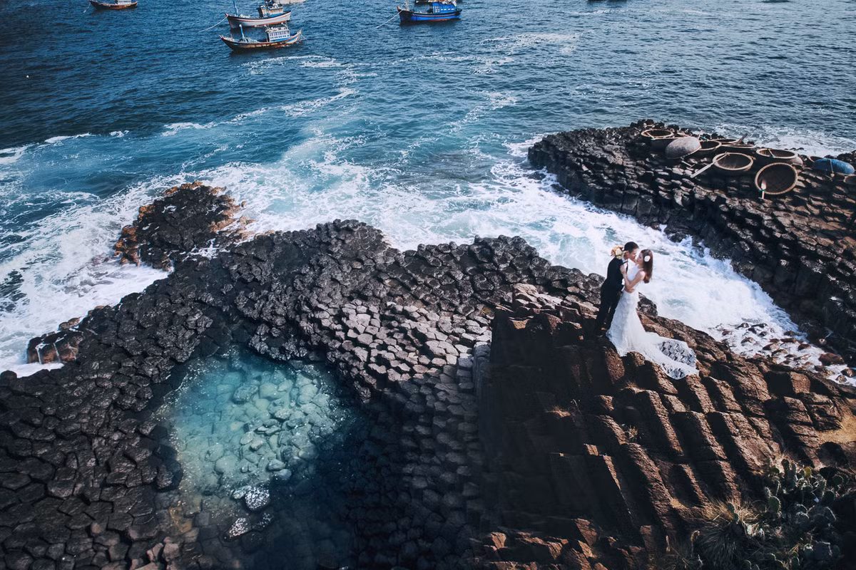 “Đó là một vẻ đẹp dung dị của thiên nhiên và tình yêu - chính là điều mà tôi muốn gửi gắm thông qua bộ ảnh cưới này”, nhiếp ảnh gia Hải Lê Cao chia sẻ.