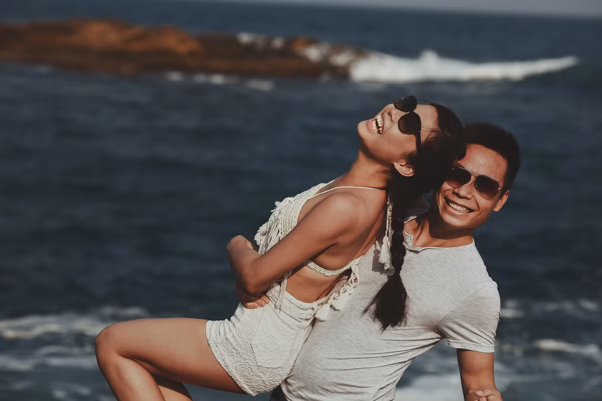 Yêu biển, yêu những cảnh đẹp thiên nhiên hùng vĩ mới lạ khắp mọi miền đất nước, đó là lý do khiến cặp đôi Hà thành Văn Đức – Quỳnh Nga lựa chọn Phú Yên làm bối cảnh cho bộ ảnh cưới của mình.