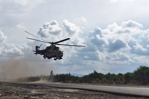 "Chiếc máy bay của chúng tôi cực kỳ nhanh nhẹn, nó đột ngột rời đi, rơi xuống theo đúng nghĩa đen. Tôi thậm chí còn bị hụt hơi, khó đứng vững trên đôi chân của mình".