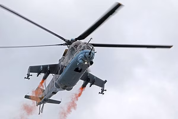 Chuyên gia quân sự Viktor Litovkin, người có thời gian dài làm việc với dòng trực thăng vũ trang Mi-24 đã mô tả về độ cơ động của chiếc máy bay lên thẳng này.
