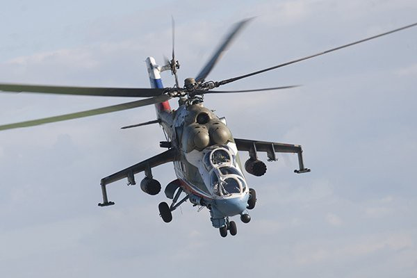 Những hệ thống quan trọng được nhân đôi, do vậy việc kiểm soát máy bay được thực hiện cả từ chỗ ngồi của phi công và sĩ quan điều khiển vũ khí.