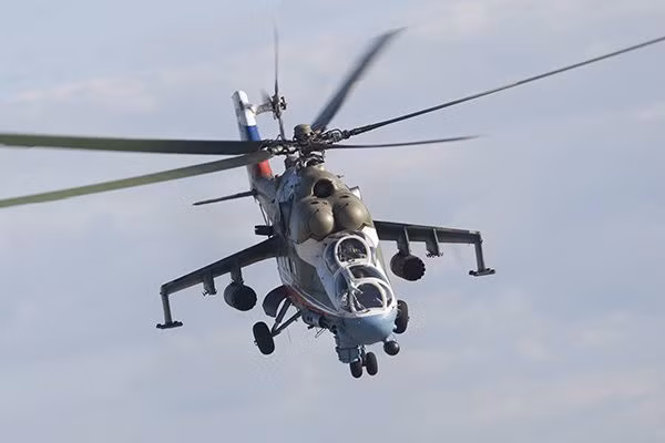 Những hệ thống quan trọng được nhân đôi, do vậy việc kiểm soát máy bay được thực hiện cả từ chỗ ngồi của phi công và sĩ quan điều khiển vũ khí.