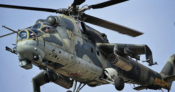 Theo học thuyết quân sự của thời kỳ đó, chiếc trực thăng có phi hành đoàn bao gồm phi công và xạ thủ riêng biệt.