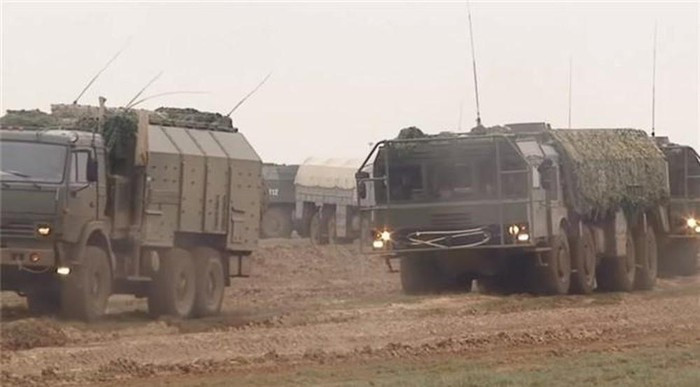 Hãy nhớ lại rằng một nửa tỉnh Idlib cũng như một phần của Aleppo thực sự nằm dưới sự cai trị của Ankara. Tuy nhiên các trạm quan sát của Thổ Nhĩ Kỳ sau cuộc tấn công mùa xuân của quân đội Syria đã bị cô lập.