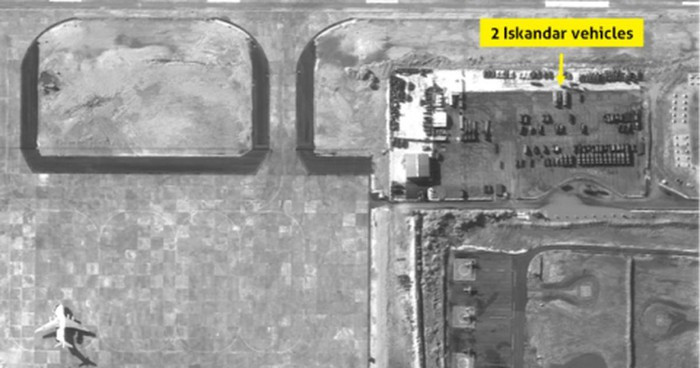 Lần đầu tiên tin đồn về việc Nga đưa hệ thống Iskander-M tới Syria là vào năm 2016. Cụ thể vào tháng 3 năm đó, phóng viên kênh Zvezda TV tác nghiệp tại căn cứ không quân Hmeimim đã ghi nhận một số vũ khí với hình dáng xe mang phóng rất đặc trưng của Iskander-M.