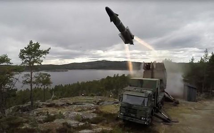 Sở hữu tầm bắn 250-300km, những tên lửa này mang theo một đầu đạn 200kg HE, với đầu đạn này những tàu chiến sẽ nhanh chóng bị vô hiệu hóa.