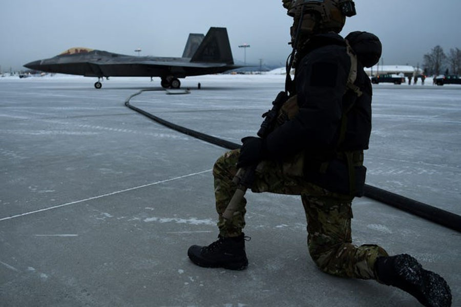 Trong một cuộc tập trận ở Alaska vào tháng 1-2020, các phi công của Bộ Tư lệnh Tác chiến Đặc biệt đã thực hành thiết lập trạm tiếp nhiên liệu cho máy bay phía sau phòng tuyến đối phương trong điều kiện thời tiết cực lạnh. Đây là cuộc tập trận đầu tiên như vậy với các chiến đấu cơ thế hệ thứ năm F22.