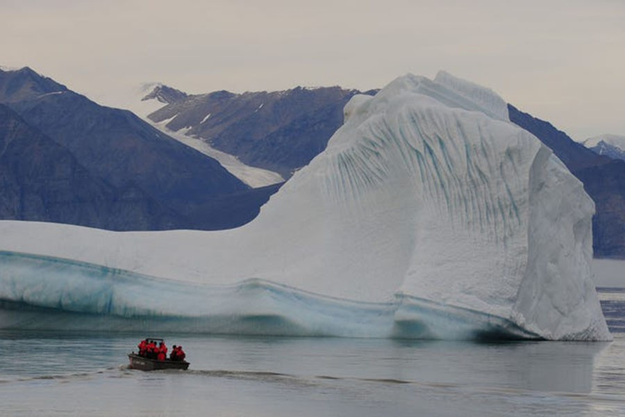 Lần này, tàu khu trục USS Thomas Hudner cũng chú ý đến nhiều thứ hơn là đồ chống băng tuyết. Vùng biển ngoài khơi phía tây Greenland rất rộng và sâu, nhưng theo ông Brett Litchfield, sĩ quan chỉ huy của tàu Hudner, khó khăn nhất là thiếu bản đồ kỹ thuật số trong hệ thống quản lý hành trình của mình.