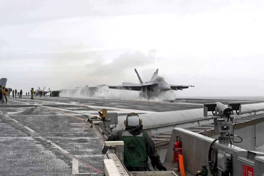 Điều đó đòi hỏi sự học hỏi nhanh chóng và một chút ứng biến. Chẳng hạn, khi tàu sân bay USS Harry S. Truman đến Bắc Cực vào năm 2018, thủy thủ đoàn đã mang theo gậy bóng chày để đánh bật băng khỏi bề mặt con tàu.