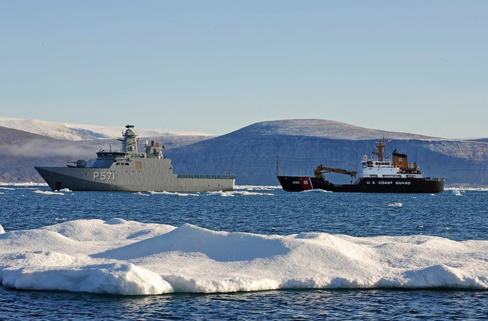 Đó không phải là thách thức duy nhất. Ngay khi đi qua eo biển Bering vào vùng biển của Bắc Băng Dương, cơ sở hạ tầng của con người là rất hiếm. Binh sĩ Canada có câu: “Tác chiến ở Afghanistan còn dễ dàng hơn nhiều so với Bắc Cực, vì ít nhất ở Afghanistan, anh còn gặp căn cứ của người khác”.