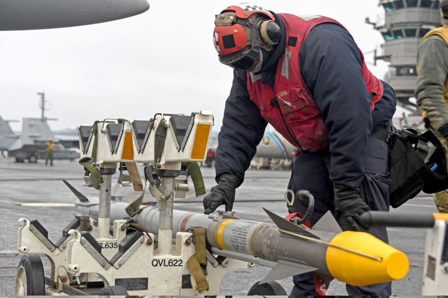 Không quân Mỹ đã đầu tư vào quần áo bảo hộ cho cả phi hành đoàn và nhân viên hỗ trợ mặt đất.