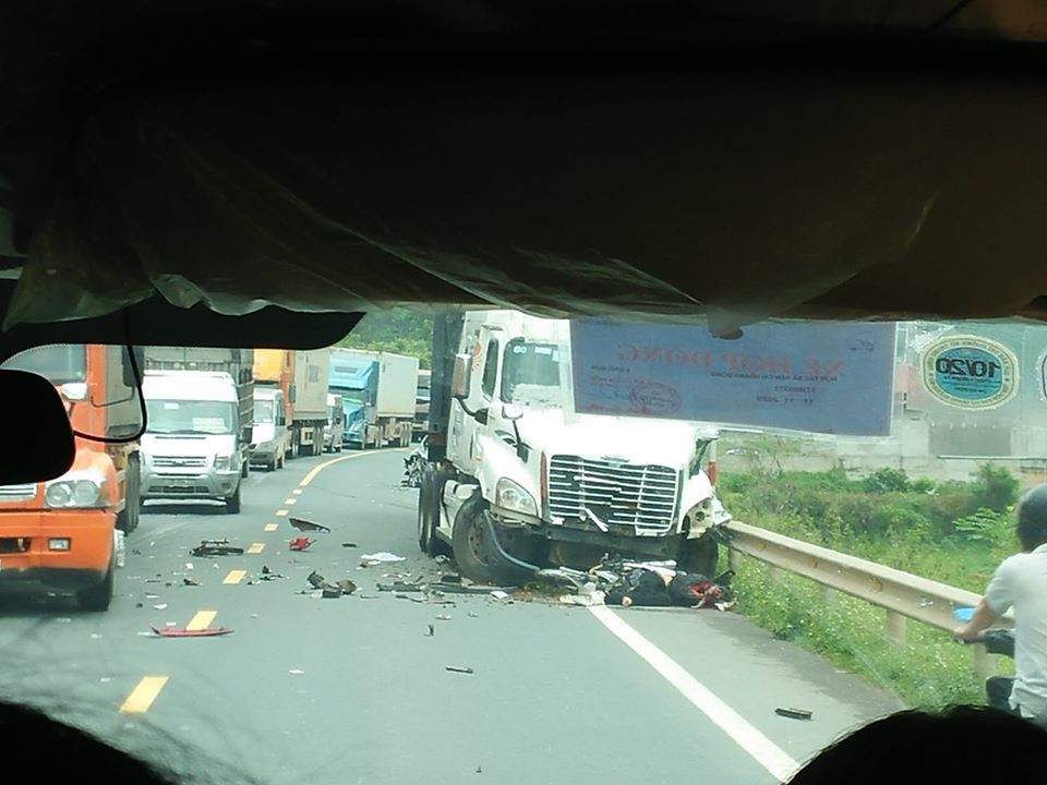 Tại hiện trường, chiếc xe máy vỡ vụn nằm trước đầu container, cả xe ô tô và container đều bị hư hỏng nặng, nhiều mảnh vỡ văng khắp mặt đường.