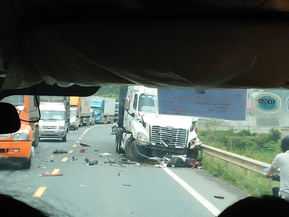 Tại hiện trường, chiếc xe máy vỡ vụn nằm trước đầu container, cả xe ô tô và container đều bị hư hỏng nặng, nhiều mảnh vỡ văng khắp mặt đường.