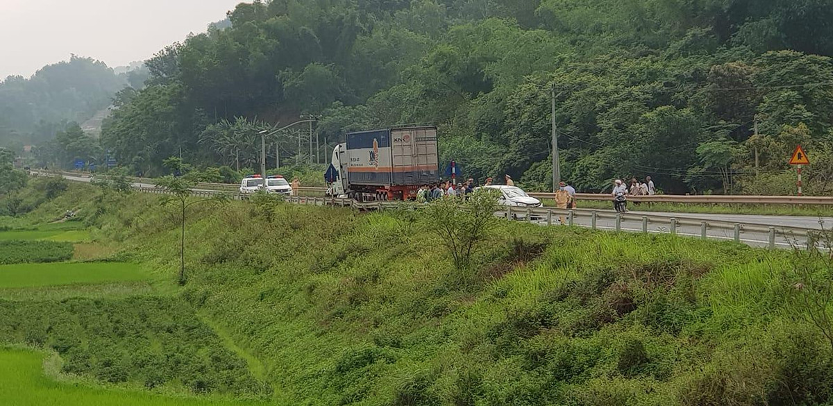 Hiện vụ xe container đâm liên hoàn khiến nhiều người thương vong đang được cơ quan chức năng điều tra, làm rõ. Xem thêm video: Cận cảnh 5 ô tô tan nát khi đâm liên hoàn. Nguồn: VTC 1.