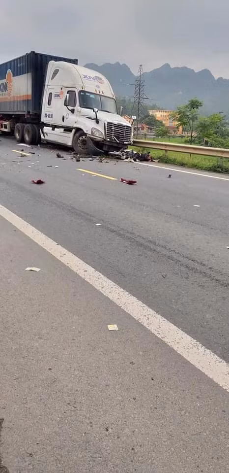 Hậu quả, vụ tai nạn liên hoàn khiến một người chết, 1 người bị thương nặng đã được đưa tới bệnh viện cấp cứu, nhiều người khác bị thương nhẹ.