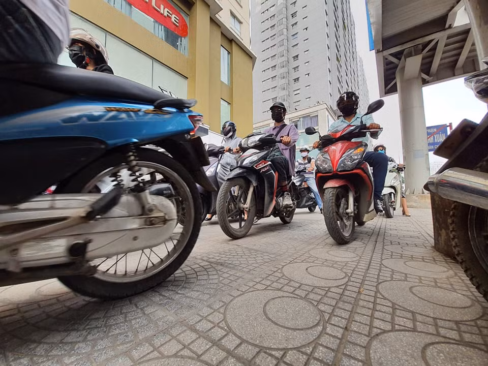 Nhiều phương tiện phải đi lên cả vỉa hè để di chuyển.