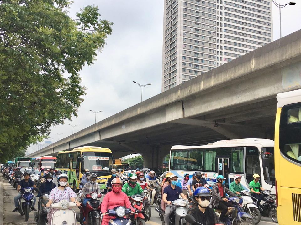 Tại tuyến đường Phạm Hùng khu vực Bến xe Mỹ Đình cũng ùn tắc.