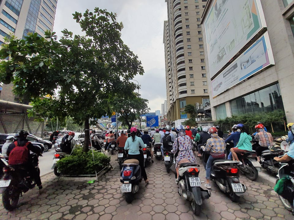 Gần ngã 4 Lê Văn Lương - Tố Hữu - Khuất Duy Tiến PV cũng ghi nhận cảnh ùn tắc, xe cộ tràn hết lên vỉa hè.