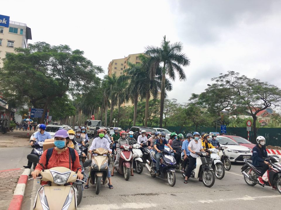 Dòng phương tiện nối dài với mật độ phương tiện cao nên tình trạng tắc đường càng trở nên nghiêm trọng. Xem thêm video: Hà Nội ‘bó tay’ trước nạn tắc đường?. Nguồn: VTC 1.