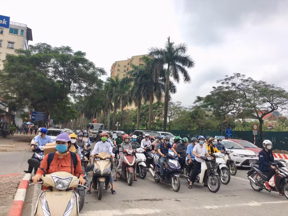 Dòng phương tiện nối dài với mật độ phương tiện cao nên tình trạng tắc đường càng trở nên nghiêm trọng. Xem thêm video: Hà Nội ‘bó tay’ trước nạn tắc đường?. Nguồn: VTC 1.