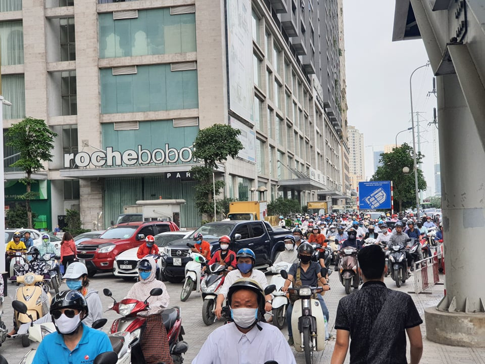 Sau khi hết cách ly xã hội mật độ phương tiện tham gia giao thông tại Hà Nội tăng cao chóng mặt.