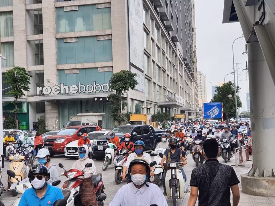 Sau khi hết cách ly xã hội mật độ phương tiện tham gia giao thông tại Hà Nội tăng cao chóng mặt.