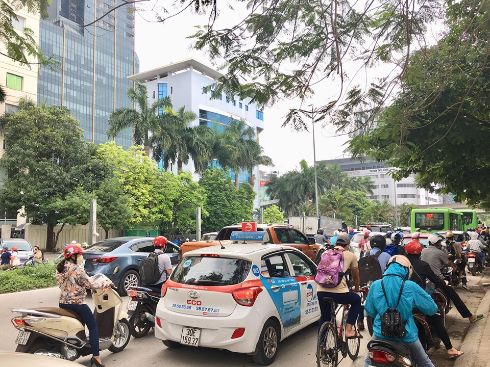 Đường Nguyễn Hoàng tại một khu vực người dân đứng chờ đèn đỏ kéo dài hàng trăm mét.