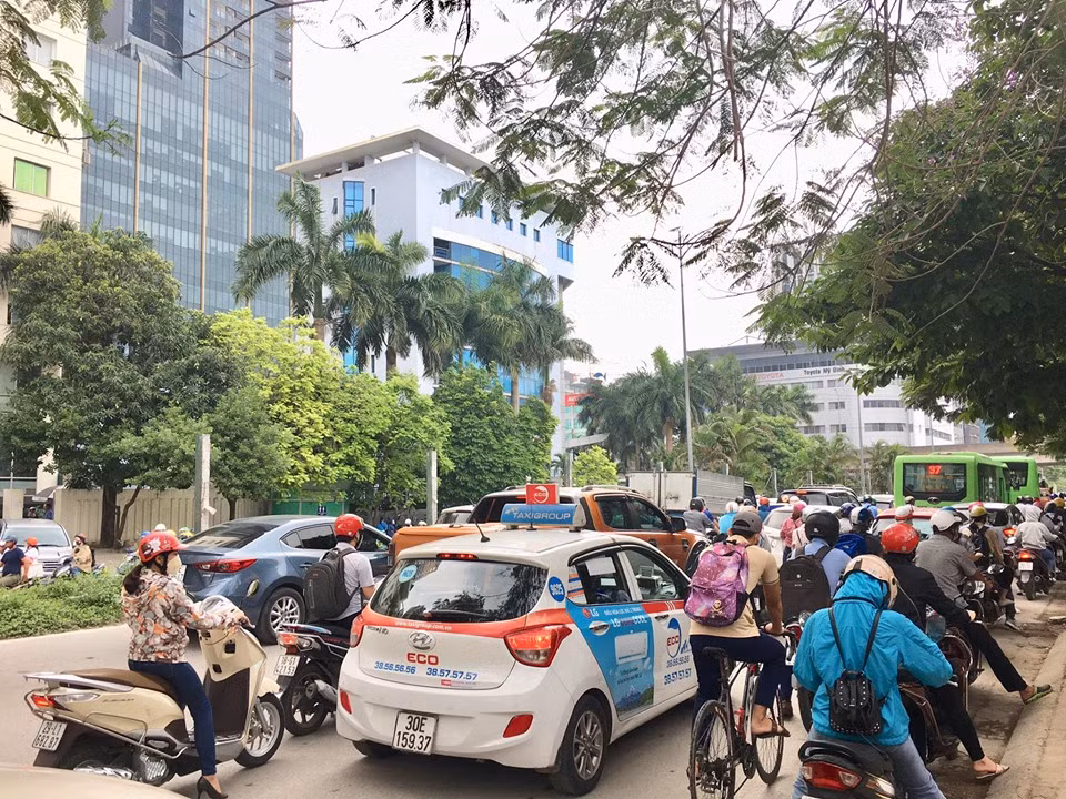 Đường Nguyễn Hoàng tại một khu vực người dân đứng chờ đèn đỏ kéo dài hàng trăm mét.