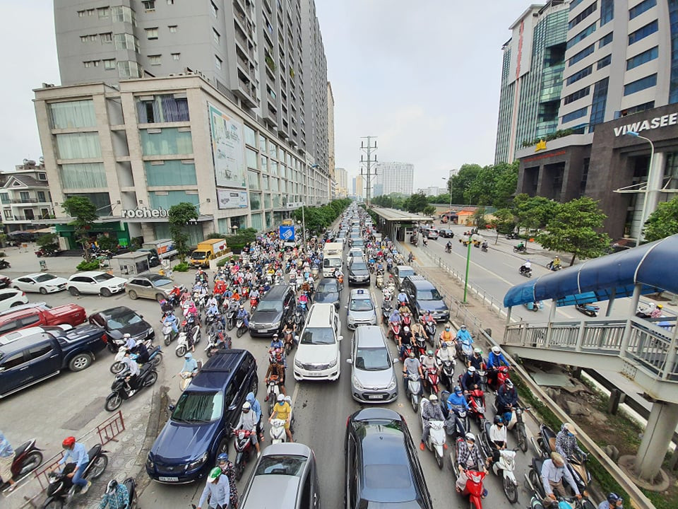 Tình trạng ùn tắc cũng kéo dài, qua cả khung giờ cao điểm sáng đường vẫn tắc.