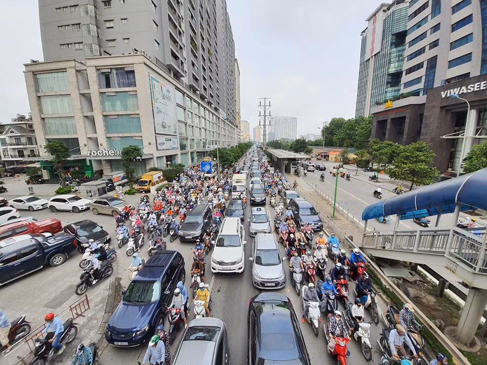 Tình trạng ùn tắc cũng kéo dài, qua cả khung giờ cao điểm sáng đường vẫn tắc.