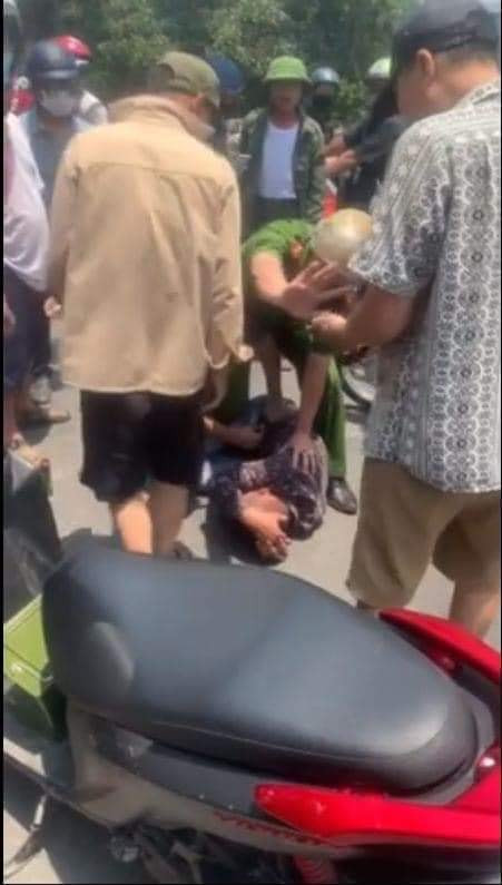 Theo một số người chia sẻ, khi chứng kiến sự việc người dân cùng lực lượng Công an, CSGT nhanh chóng truy đuổi tên trộm. 