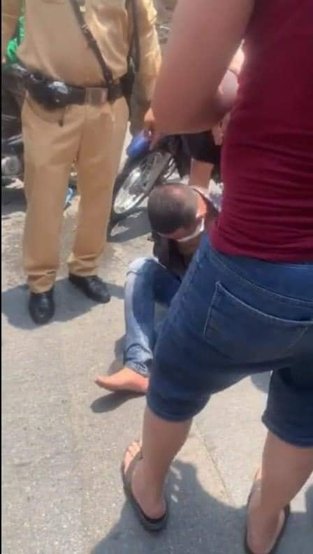 Tuy nhiên, người này có hành vi chống trả xịt hơi cay vào một chiến sĩ cảnh sát hòng bỏ trốn nhưng bị khống chế đưa về Công an phường Nghĩa Đô. 