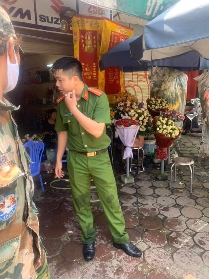 Khi bỏ chạy đến khu vực đường giao cắt Hoàng Quốc Việt - Bưởi thì tên trộm bị cảnh sát cùng người dân giữ lại. 