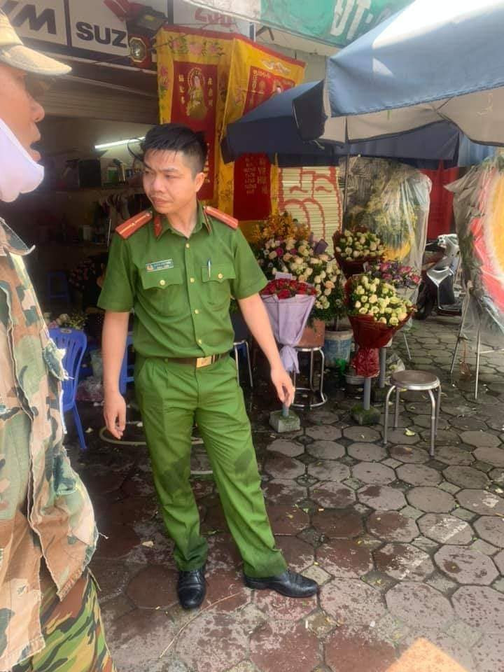 Một lãnh đạo công an phường Nghĩa Đô xác nhận và cho biết, hiện vụ bắt đối tượng trộm xe máy SH đang được cơ quan chức năng điều tra làm rõ. 