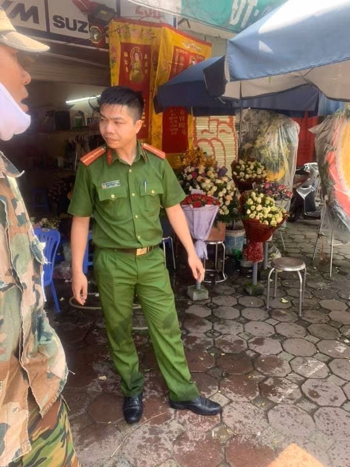 Một lãnh đạo công an phường Nghĩa Đô xác nhận và cho biết, hiện vụ bắt đối tượng trộm xe máy SH đang được cơ quan chức năng điều tra làm rõ. 