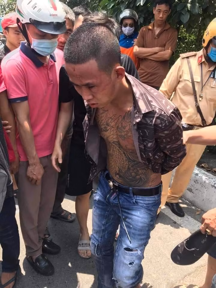 Ha Noi: Bat doi tuong trom xe may SH xit hoi cay vao mat cong an khi bi truy duoi-Hinh-2