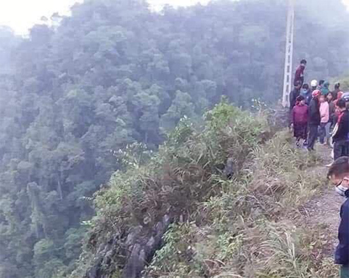 Di xe may lao xuong vuc sau, 2 vo chong tu vong