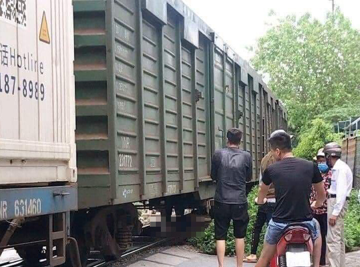 Người phụ nữ mới sinh con lao vào tàu hỏa tự tử ở Hà Nội Nguoi phu nu moi sinh con lao vao tau hoa tu tu o Ha Noi