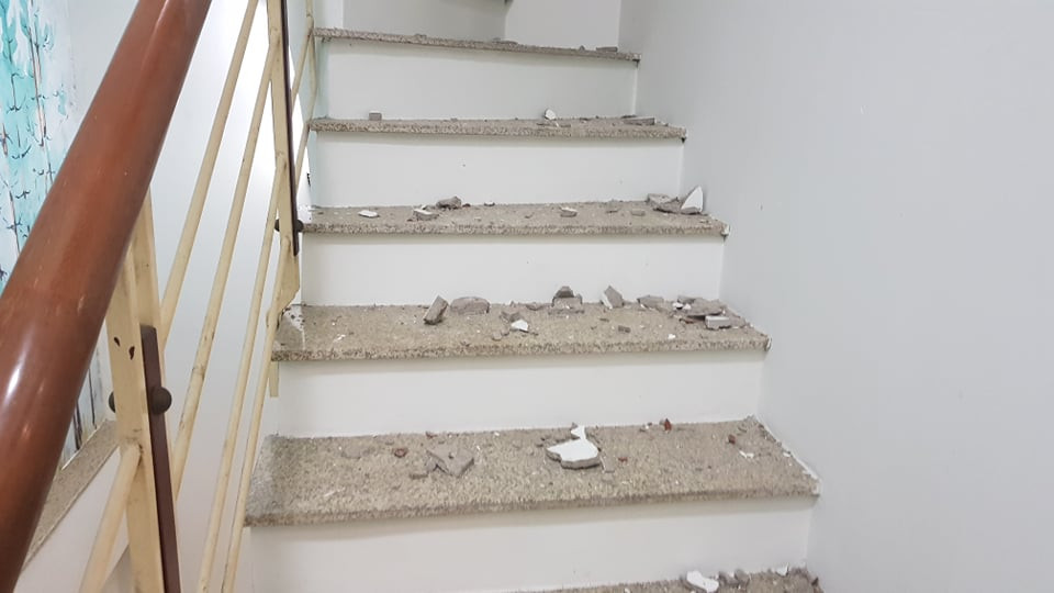 Tại hiện trường, PV ghi nhận nhiều mảnh vỡ, phía trên các tầng, cửa sổ cùng cửa ra vào bị sức ép của vụ nổ làm hỏng.