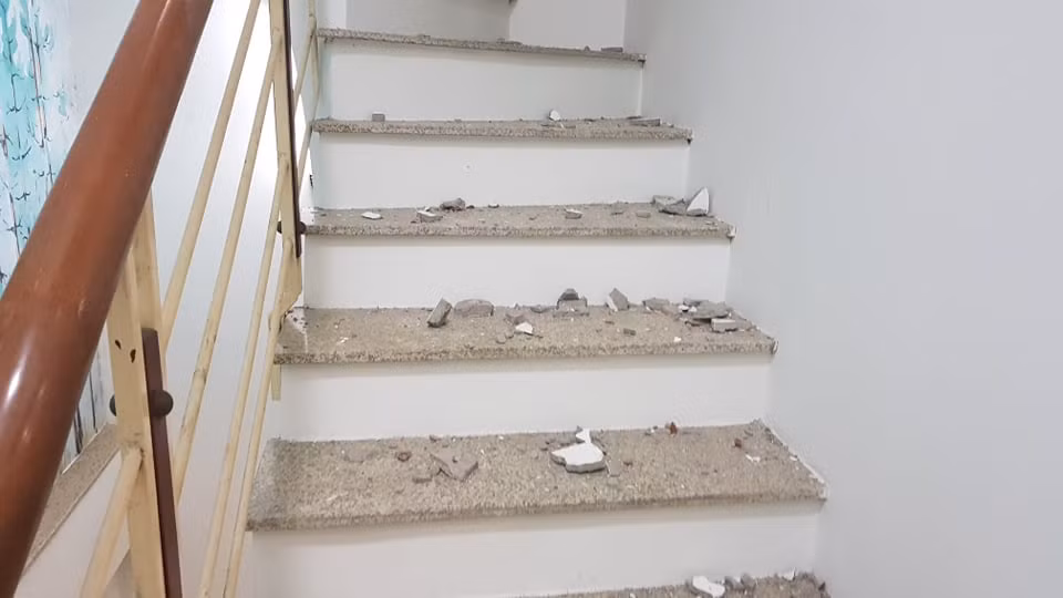 Tại hiện trường, PV ghi nhận nhiều mảnh vỡ, phía trên các tầng, cửa sổ cùng cửa ra vào bị sức ép của vụ nổ làm hỏng.