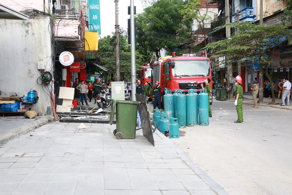 Lực lượng chức năng đã di chuyển nhiều bình ga từ phía trong nhà hàng ra ngoài.