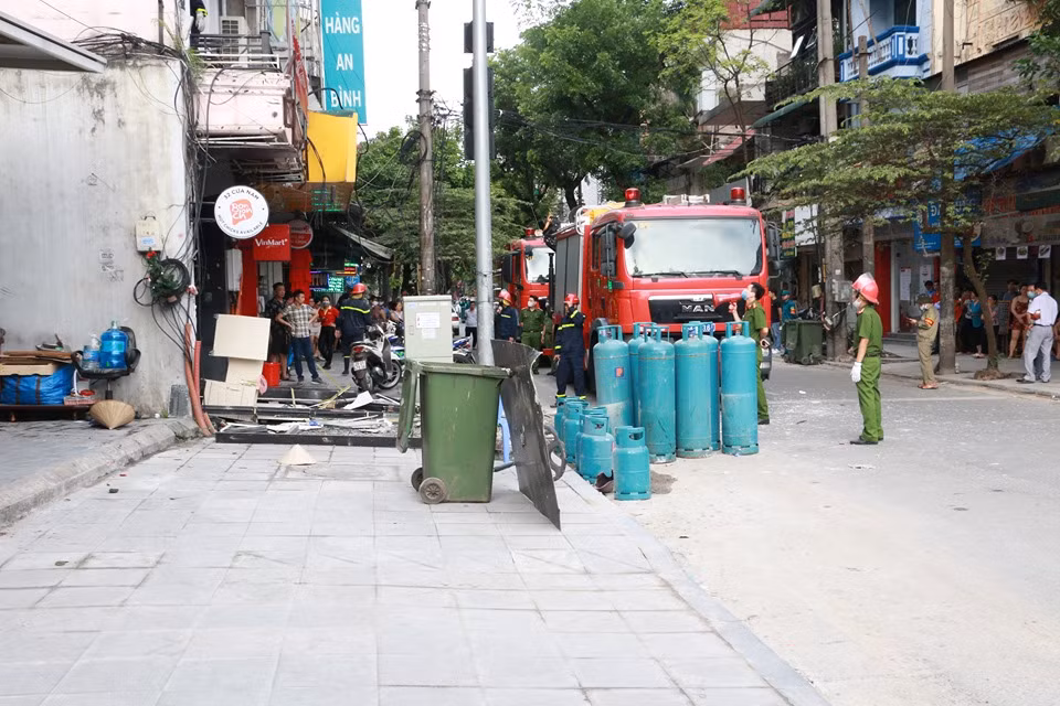 Lực lượng chức năng đã di chuyển nhiều bình ga từ phía trong nhà hàng ra ngoài.