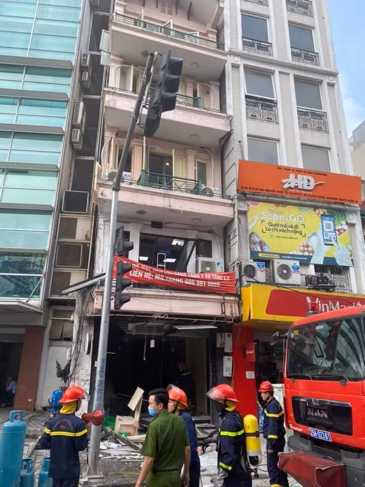 Theo ông Trần Văn Vinh bảo vệ nhà hàng Gà rán Bonchon cho biết, lúc đấy tôi chỉ nghe thấy một tiếng nổ lớn rồi bị sức ép của vụ nổ đẩy ngã cùng nhiều đồ đạc trong quán, tôi chỉ định thần lại khi được một người kéo ra khỏi vụ nổ. Hiện tại tôi chỉ bị xây xước nhẹ xung quanh người. 