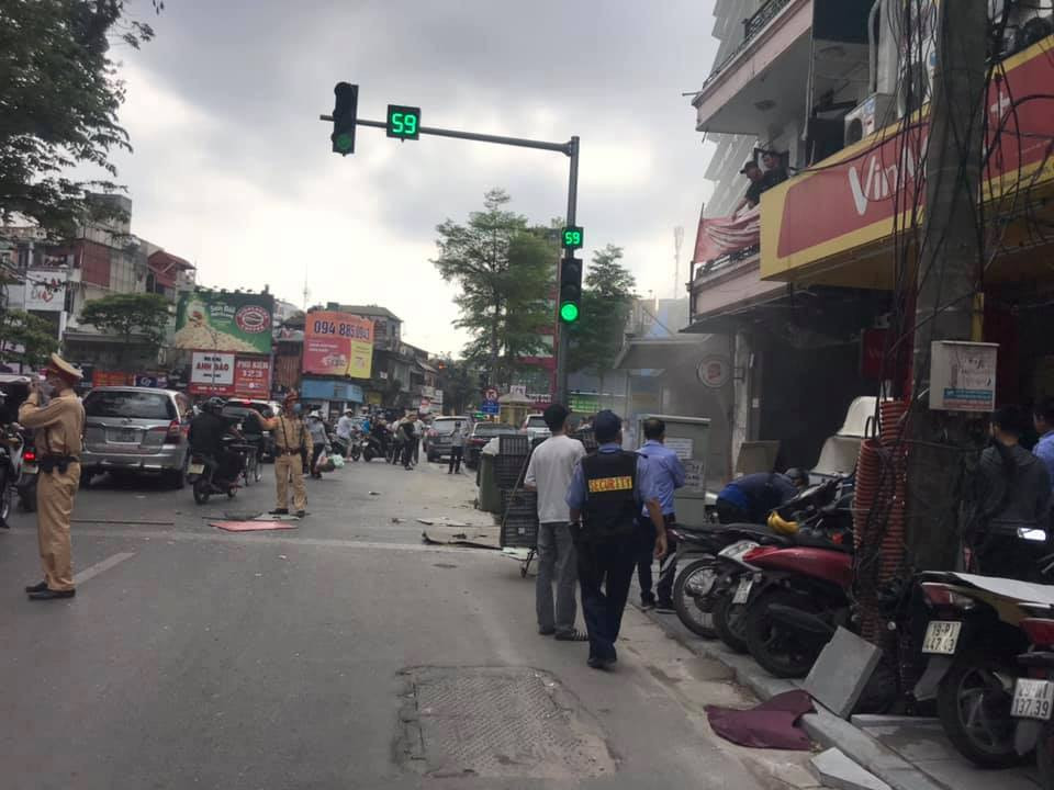 Trao đổi với PV Kiến Thức, ông Nguyễn Anh Tuyến - Chủ tịch UBND phường Cửa Nam xác nhận vụ việc trên và cho biết, vụ nổ bình ga đã khiến 3 người bị thương và được lực lượng chức năng cho đi cấp cứu tại bệnh viện Bệnh viện Đa khoa - Xanh Pôn.